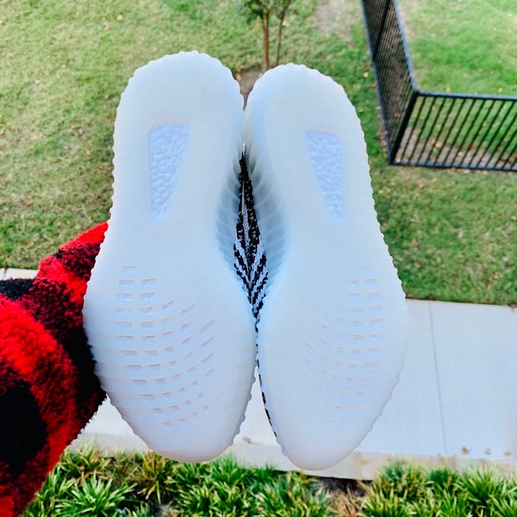 Yeezy Boost 350 V2 ‘Zebra’ - Picture 5 of 5